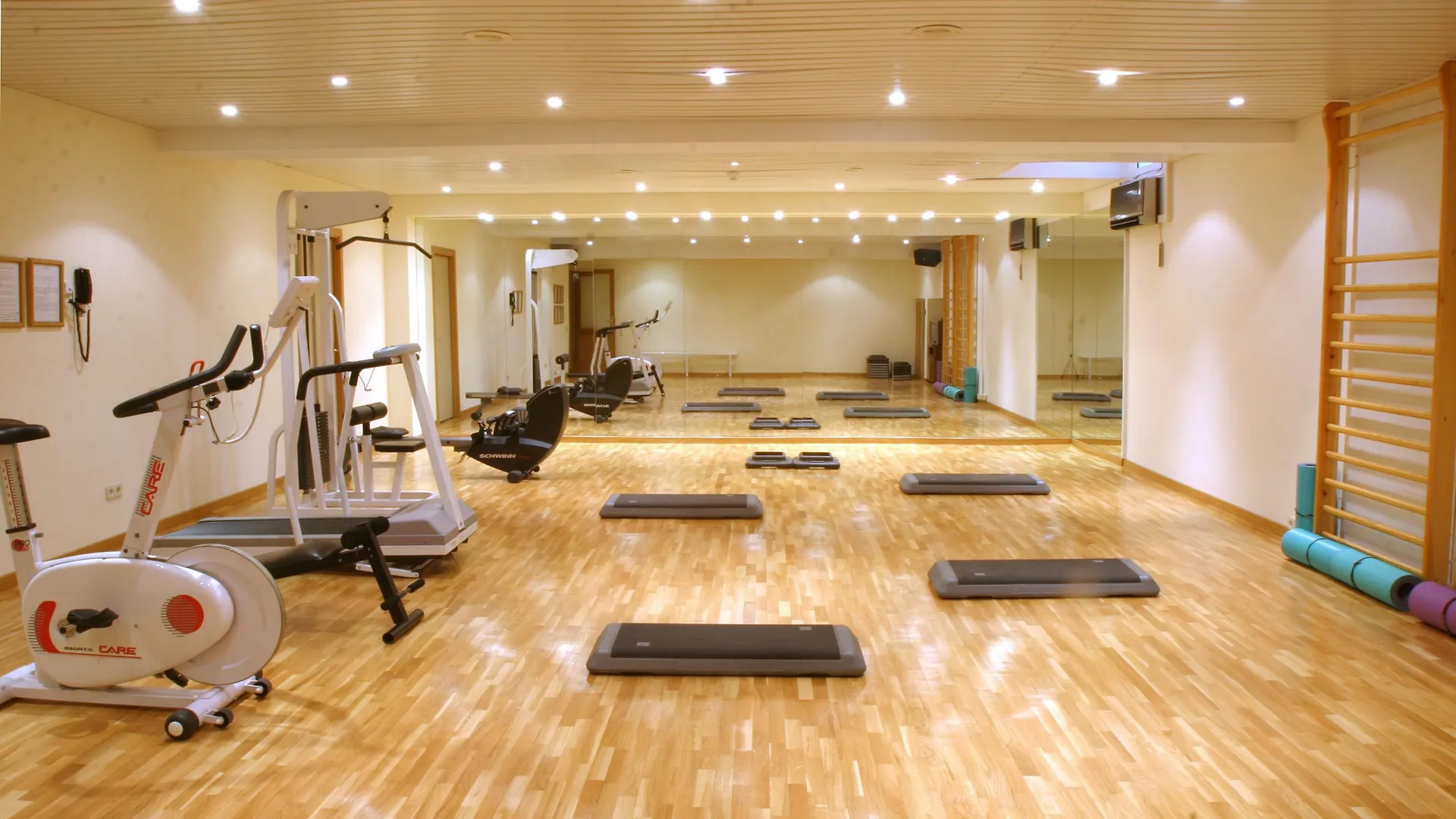 ***  ברצלונה Gaudi Hotel ספרד